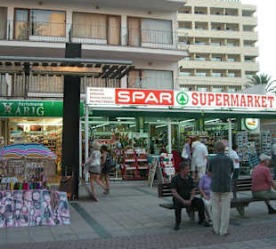 Einkaufsstrasse direkt vorm Hotel