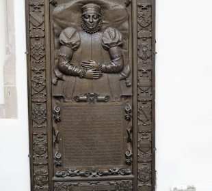 Grabplatten im Chorraum der Morizkirche