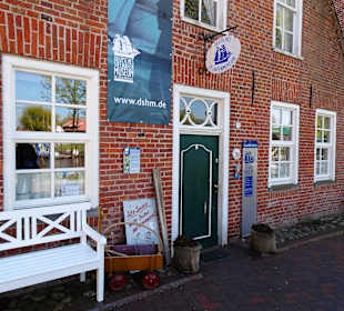 Außenansicht und Eingang zum Kapitänshaus