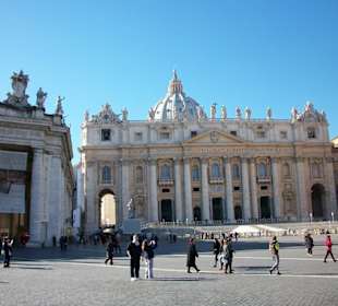 Sonne über dem leeren Petersplatz.