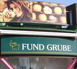 Blick auf die Fund Grube vor dem Shoppingcenter