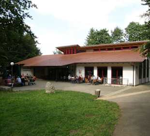 Höhleneingang und Museum im Rasthaus