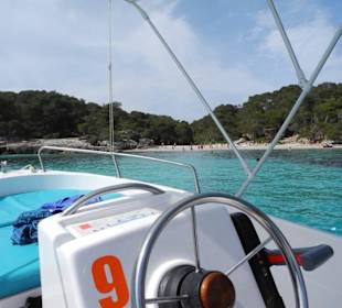 Blick auf die Cala Macarella vom Boot aus