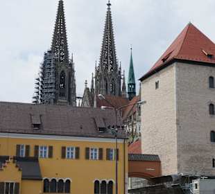 Römerturm dahinter der Dom
