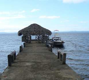 Bootsanlegestelle mit Schnellboot bei Samana