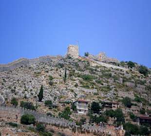 Tam na górze jest twierdza.