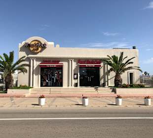 Hard Rock Café am Eingang des Hotels 