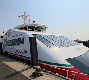 Halunder Jet am Pier in Cuxhaven