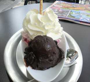 Gemischtes Eis mit Sahne