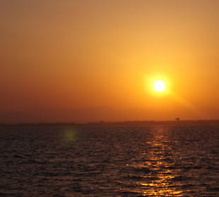 Auf dem Schiff bei Sonnenuntergang 