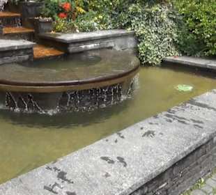 Italienische Blumen-Wassertreppe