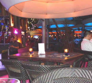 Tische im Außenbereich