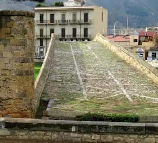 Der gepflasterte Weg über die Brücke