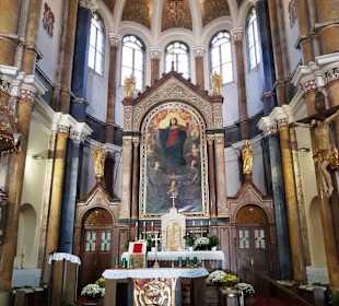 Der Hauptaltar abgesperrt