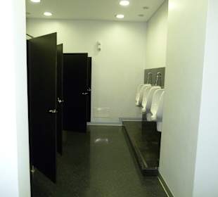 Herrentoilette Check-In-Bereich