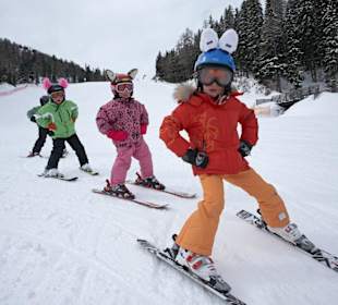 Kinder im Skikurs, Skifahren lernen in Innerkrems