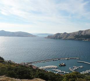 Blick von oben auf den Hafen von Baška