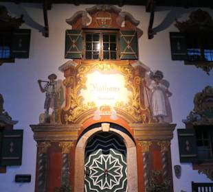 Das Ruhpoldinger Rathaus mit Fassadenmalerei