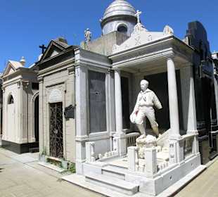 Eins von vielen schönen Gräbern