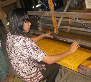 Frau am Webstuhl