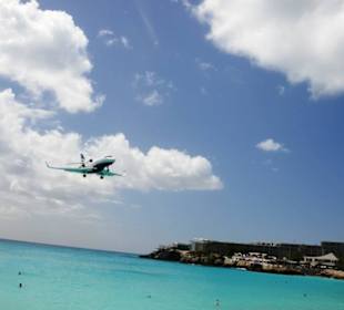 Flieger über dem Meer