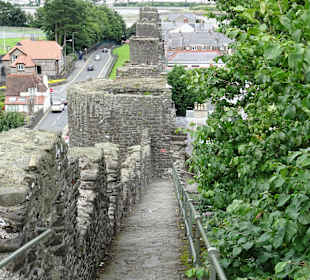 Auf der Stadtmauer in Conwy