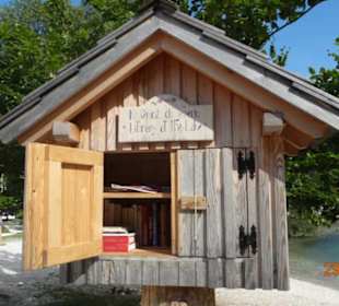 Biblioteczka nad jeziorem do dyspozycji turystów