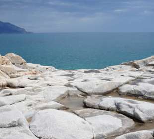 Helle Felsen und Blick aufs Meer