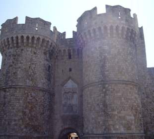 das riesige Stadttor