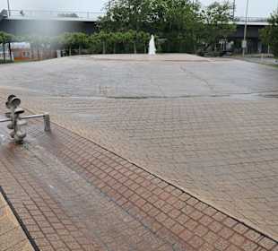 Der Springbrunnen beim Fahnenmonument