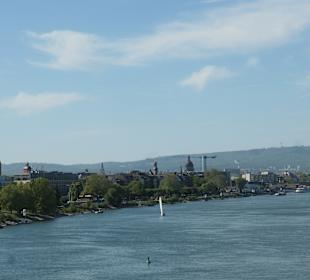 Bei einem Spaziergang in Mainz entlang des Rheins