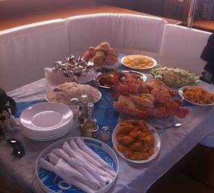 Langusten-Buffet am Katamaran