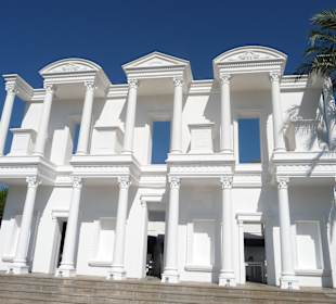 Celsus Bibliothek Nachbau, Mittagskioske dahinter