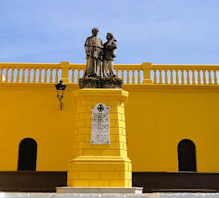 Denkmal vor der Kirche