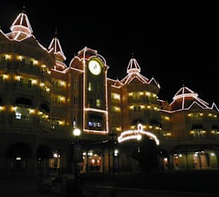 Eingangsbereich bei Nacht