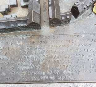 Blindenstadtmodell vor der St.Agatha Kirche 