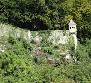 Vorbei an der historischen Stadtbefestigung