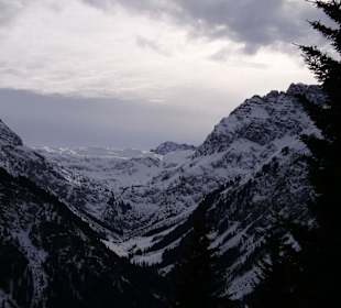 Aussicht auf die verschneiten Berge in Tirol