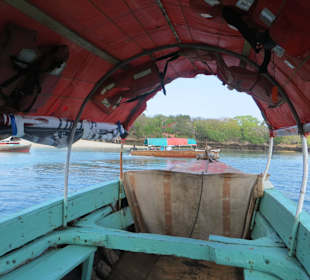 Unser kleines Boot nach Prison Island