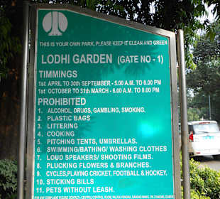 Gebotstafel am Eingang zum Lodi garten