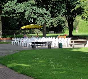 Sitzplätze vor der Konzertmuschel