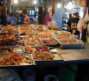 Thai-Spezialitäten am Nachtmarkt