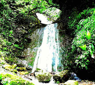 Kleiner Wasserfall in der Schlucht