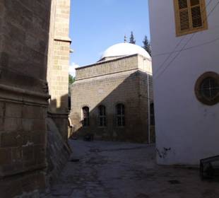 Gebäude neben der Moschee