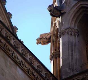 Die Steinfiguren am Turm