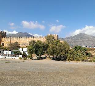 Blick auf die Festung und Berge