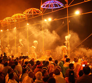 Große allabendliche Zeremonie am Ganges