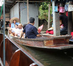 Touristen im Paddelboot