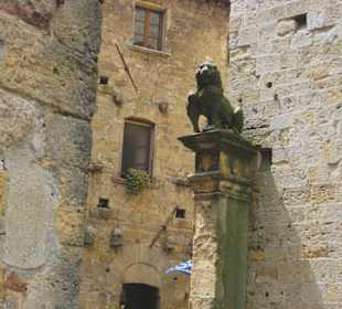 Löwenstatue in der Altstadt