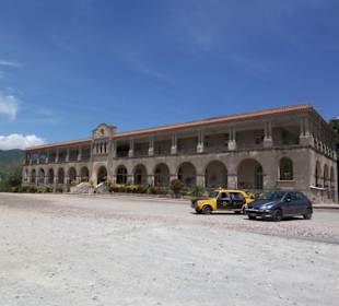 Sanatorium & Parkplatz hinter der Basilika